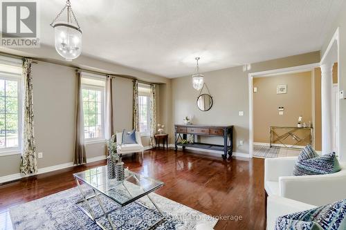 33 Huntspoint Drive, Brampton, ON - Indoor Photo Showing Living Room