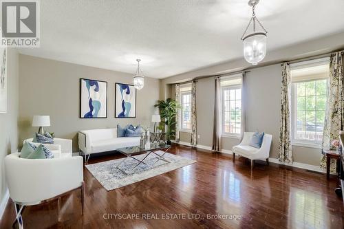 33 Huntspoint Drive, Brampton, ON - Indoor Photo Showing Living Room