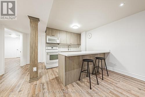 5008 Willowood Drive, Mississauga, ON - Indoor Photo Showing Kitchen