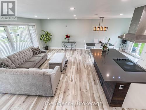 38 Martha Court, Welland (769 - Prince Charles), ON - Indoor Photo Showing Living Room