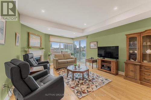 609 - 6 Toronto Street, Barrie, ON - Indoor Photo Showing Living Room