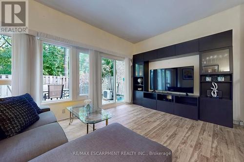 170 - 2050 Upper Middle Road, Burlington, ON - Indoor Photo Showing Living Room