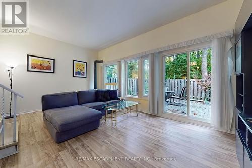 170 - 2050 Upper Middle Road, Burlington, ON - Indoor Photo Showing Living Room