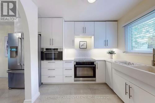 170 - 2050 Upper Middle Road, Burlington, ON - Indoor Photo Showing Kitchen