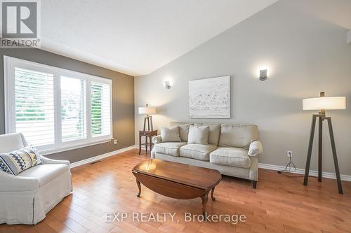 27 Calvert Place, Thames Centre (Dorchester), ON - Indoor Photo Showing Living Room