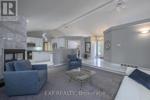 27 Calvert Place, Thames Centre (Dorchester), ON - Indoor Photo Showing Living Room