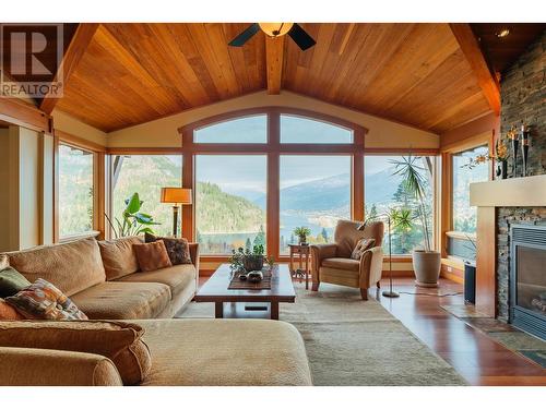 1630 Knox Road, Nelson, BC - Indoor Photo Showing Living Room With Fireplace