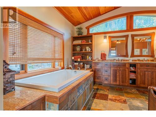 1630 Knox Road, Nelson, BC - Indoor Photo Showing Bathroom