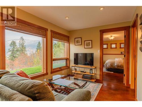 1630 Knox Road, Nelson, BC - Indoor Photo Showing Living Room