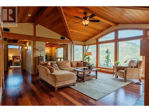 1630 Knox Road, Nelson, BC - Indoor Photo Showing Living Room