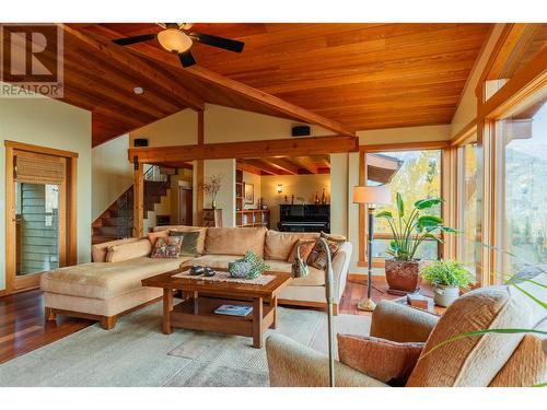 1630 Knox Road, Nelson, BC - Indoor Photo Showing Living Room