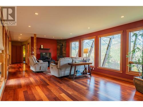 1630 Knox Road, Nelson, BC - Indoor Photo Showing Living Room