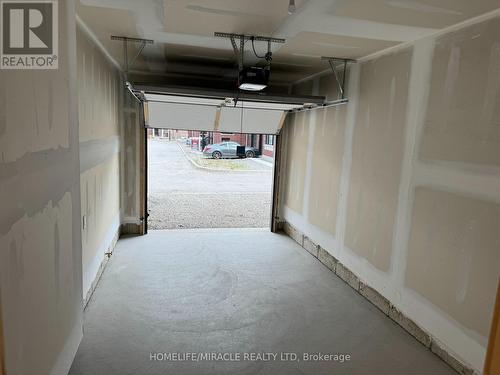 9 - 15 Blacklock Street, Cambridge, ON - Indoor Photo Showing Garage