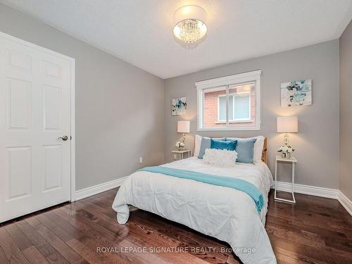 860 Bramble Crt, Mississauga, ON - Indoor Photo Showing Bedroom