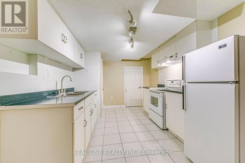 3401 Water Lily Court, Mississauga, ON - Indoor Photo Showing Kitchen