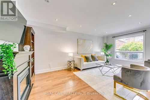 3401 Water Lily Court, Mississauga, ON - Indoor Photo Showing Living Room