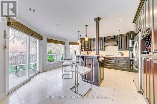 3401 Water Lily Court, Mississauga, ON - Indoor Photo Showing Kitchen With Upgraded Kitchen