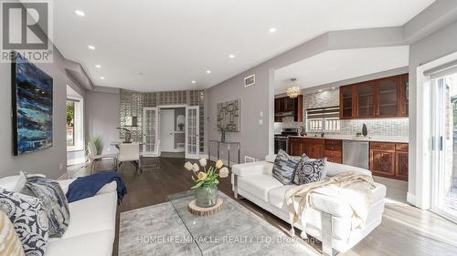 38 Salem Court, Brampton, ON - Indoor Photo Showing Living Room