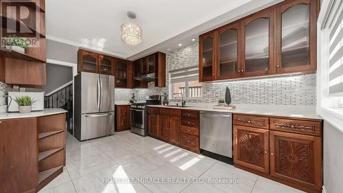 38 Salem Court, Brampton, ON - Indoor Photo Showing Kitchen