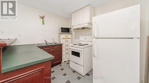 38 Salem Court, Brampton, ON - Indoor Photo Showing Kitchen With Double Sink