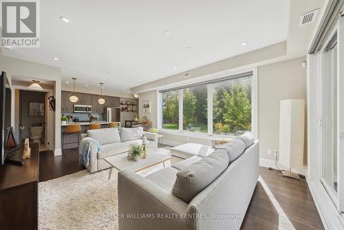 103 - 164 Cemetery Road, Uxbridge, ON - Indoor Photo Showing Living Room