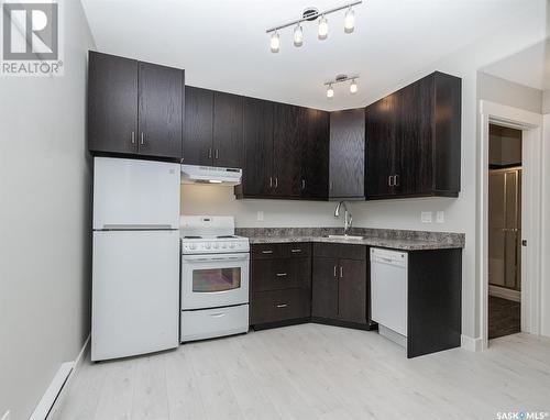 214 Bentley Court, Saskatoon, SK - Indoor Photo Showing Kitchen