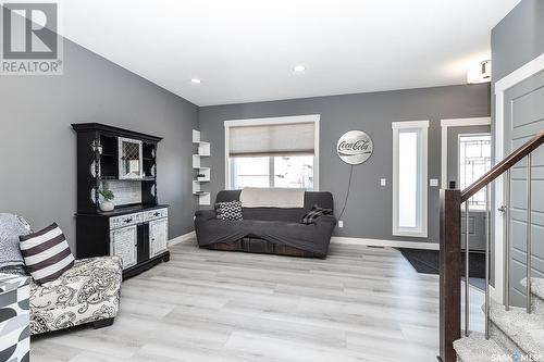 214 Bentley Court, Saskatoon, SK - Indoor Photo Showing Living Room