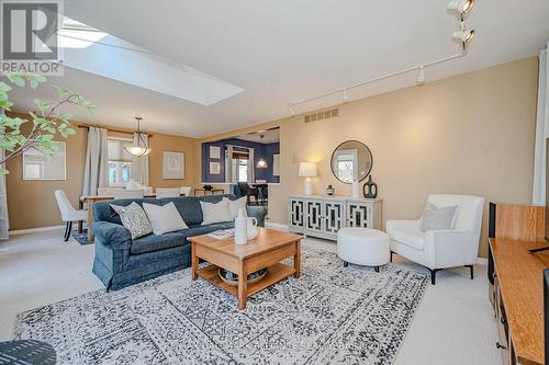 86 Binkley Crescent, Hamilton, ON - Indoor Photo Showing Living Room