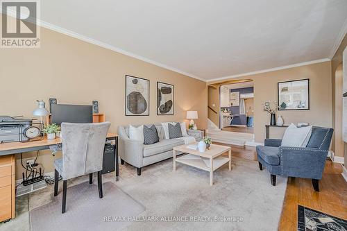 86 Binkley Crescent, Hamilton, ON - Indoor Photo Showing Living Room