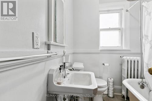 10 Dearbourne Avenue, Toronto, ON - Indoor Photo Showing Bathroom