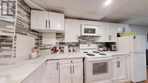 3070 Meadowgate Boulevard, London, ON - Indoor Photo Showing Kitchen