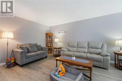 123 Bedford Crescent, Sarnia, ON - Indoor Photo Showing Living Room