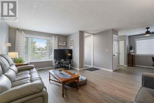 123 Bedford Crescent, Sarnia, ON - Indoor Photo Showing Living Room