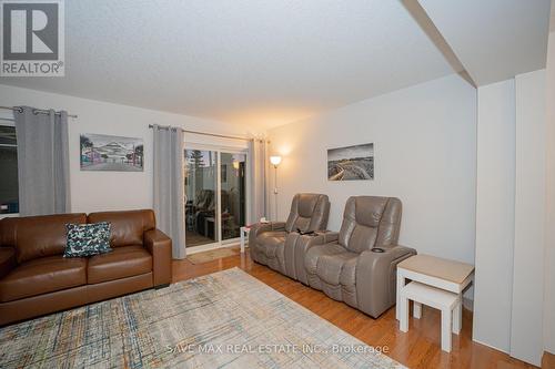 15 Eliza Avenue N, Kitchener, ON - Indoor Photo Showing Living Room