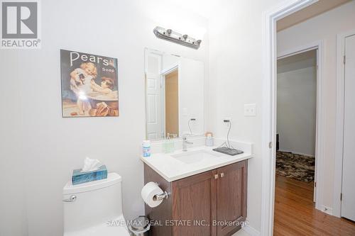 15 Eliza Avenue N, Kitchener, ON - Indoor Photo Showing Bathroom