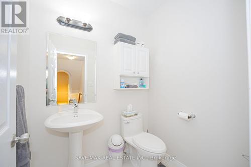 15 Eliza Avenue N, Kitchener, ON - Indoor Photo Showing Bathroom