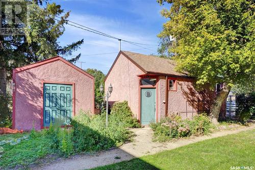 918 Henry Street, Moose Jaw, SK - Outdoor