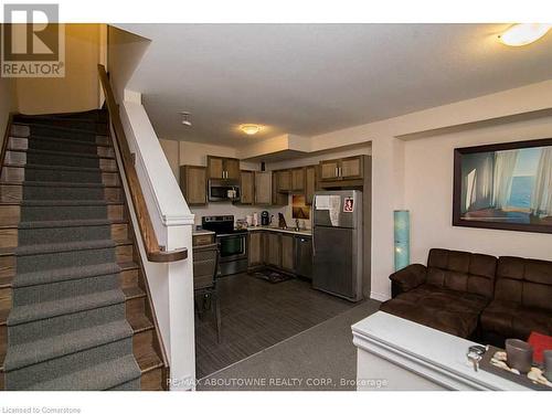 63 - 541 Winston Road, Grimsby, ON - Indoor Photo Showing Kitchen