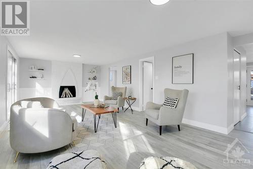 42 Woodburn Drive, Blackburn Hamlet (2301 - Blackburn Hamlet), ON - Indoor Photo Showing Living Room