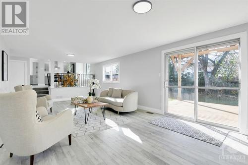 42 Woodburn Drive, Blackburn Hamlet (2301 - Blackburn Hamlet), ON - Indoor Photo Showing Living Room