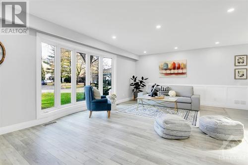 42 Woodburn Drive, Blackburn Hamlet (2301 - Blackburn Hamlet), ON - Indoor Photo Showing Living Room