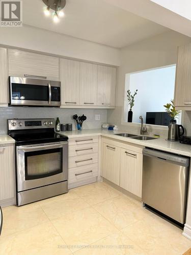 43 Camino Drive, Vaughan, ON - Indoor Photo Showing Kitchen With Double Sink