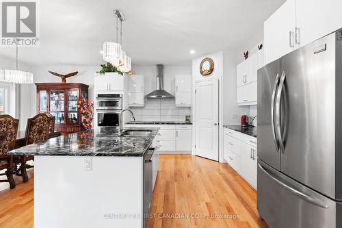 2951 Heardcreek Trail, London, ON - Indoor Photo Showing Kitchen With Upgraded Kitchen