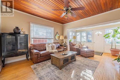 3451 Church Street, Scugog (Blackstock), ON - Indoor Photo Showing Living Room