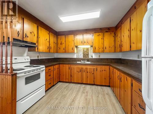 8 Shenendoah Road, Prince Edward County (Sophiasburgh), ON - Indoor Photo Showing Kitchen With Double Sink