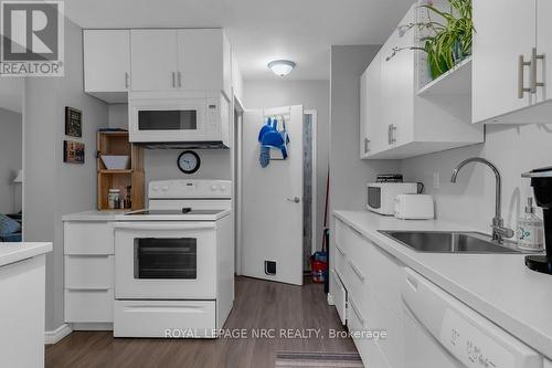 182 - 17 Old Pine Trail, St. Catharines (444 - Carlton/Bunting), ON - Indoor Photo Showing Kitchen