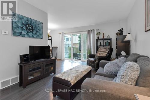 182 - 17 Old Pine Trail, St. Catharines (444 - Carlton/Bunting), ON - Indoor Photo Showing Living Room