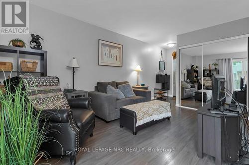 182 - 17 Old Pine Trail, St. Catharines (444 - Carlton/Bunting), ON - Indoor Photo Showing Living Room