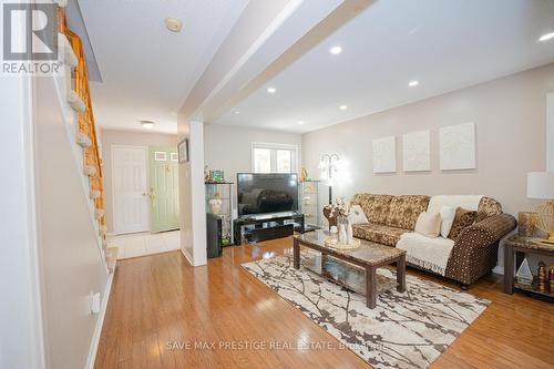 3887 Rippleton Lane, Mississauga, ON - Indoor Photo Showing Living Room