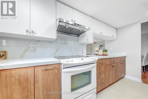 409 - 88 Alton Towers Circle, Toronto, ON - Indoor Photo Showing Kitchen